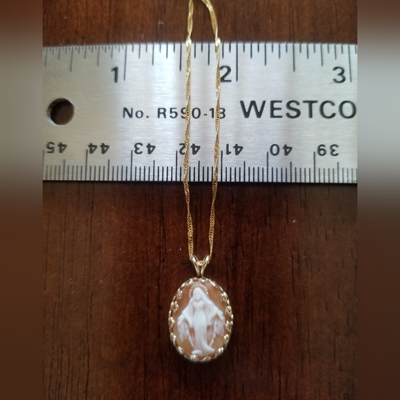 14K Gold Vintage Religious Cameo Pendant Necklace - Picture 13 of 14